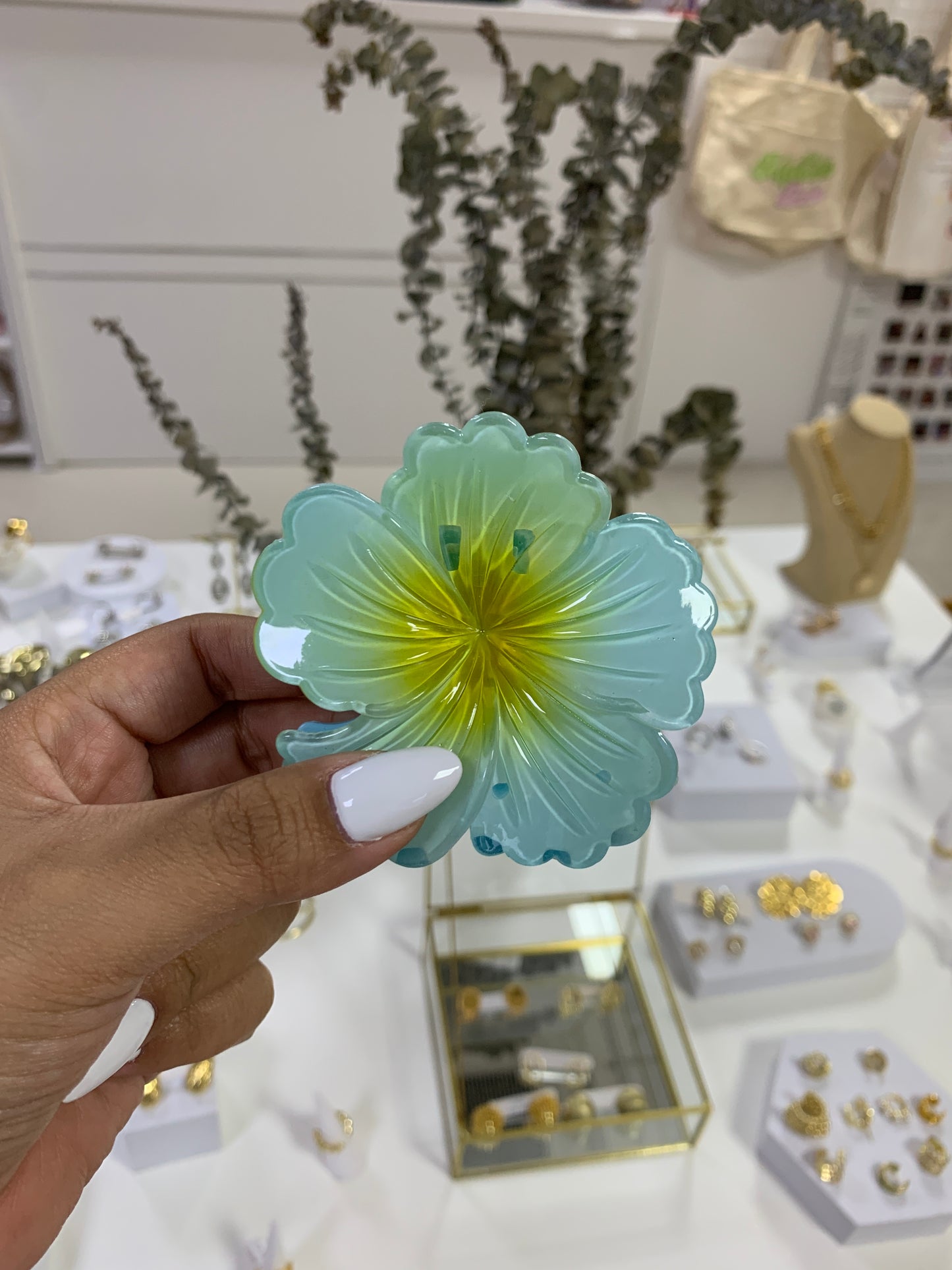 Floral hairclip